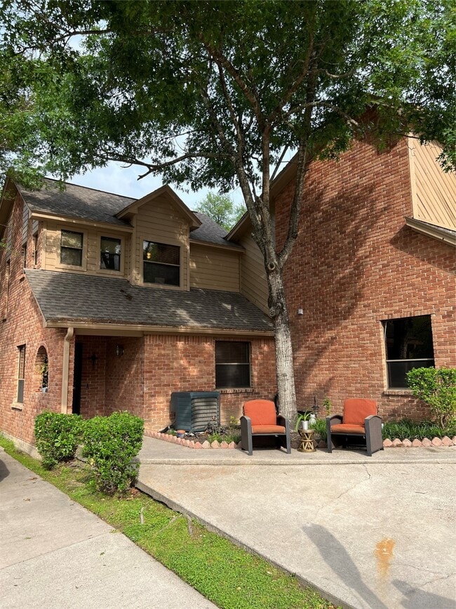 Building Photo - 3850 Knollcrest Dr