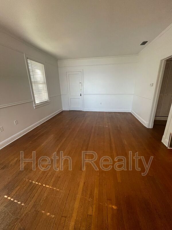 Building Photo - 2748 Vernon Terrace