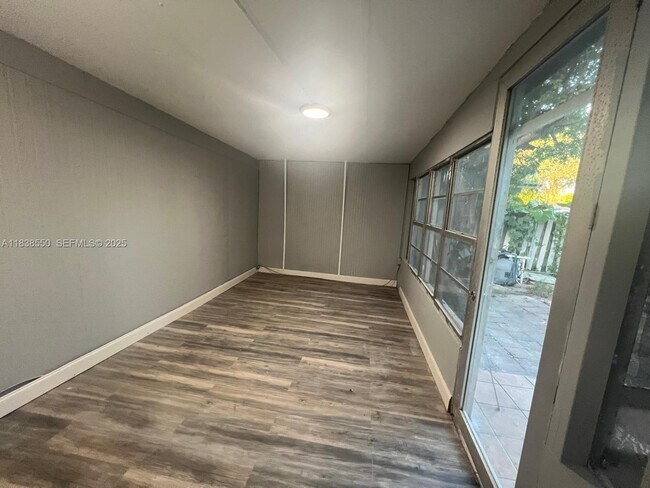 Foto del edificio - 451 NE 136th St