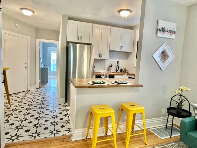 1W cuenta con pisos de madera noble en esta área, pisos estampados solo en la cocina y el baño. - 4975 Lindenwood Ave