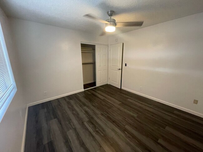 Building Photo - Downstairs Unit - Convenient Location - Re...