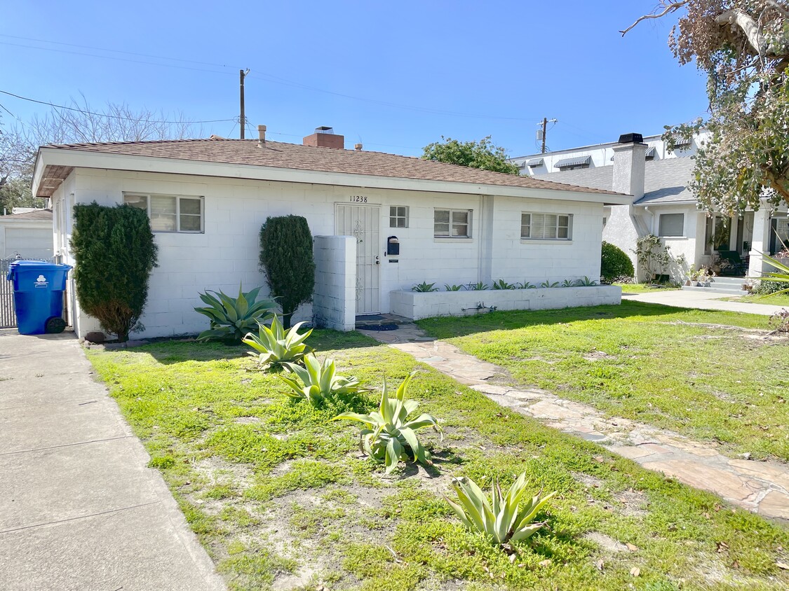 Foto principal - 11238 Oxnard St