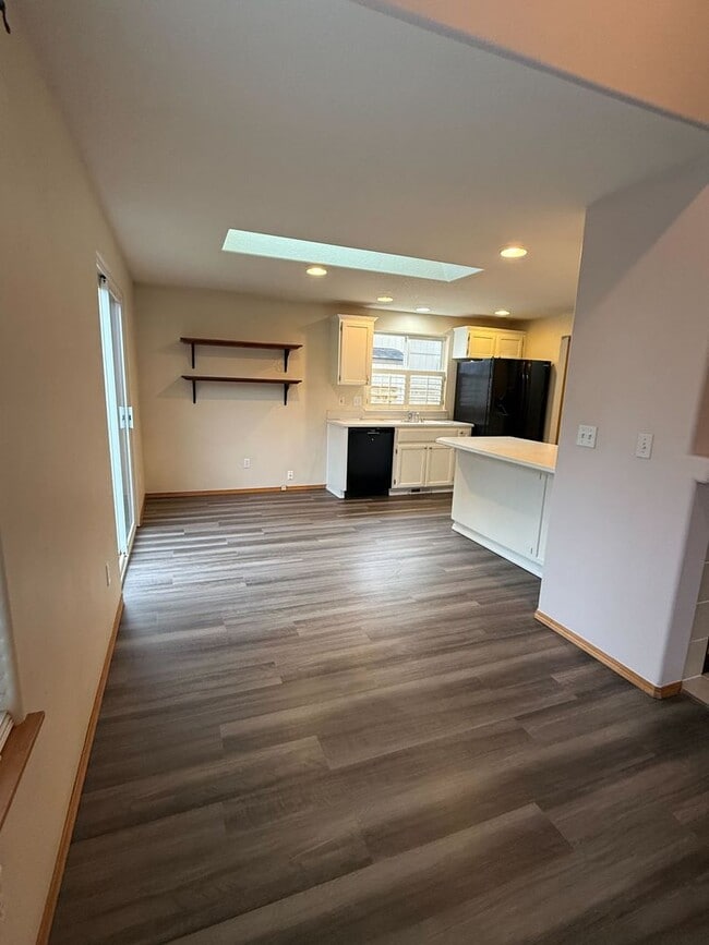 Building Photo - Spacious and Newly Updated 3 Bed/2.5 Bath in Desirable Salmon Creek area!