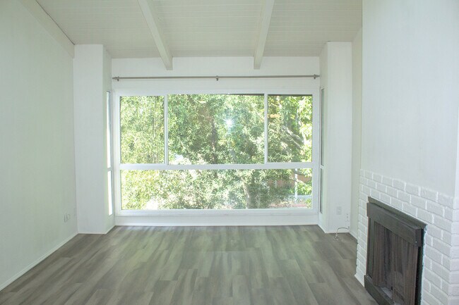 Foto del edificio - 4900 Overland Ave