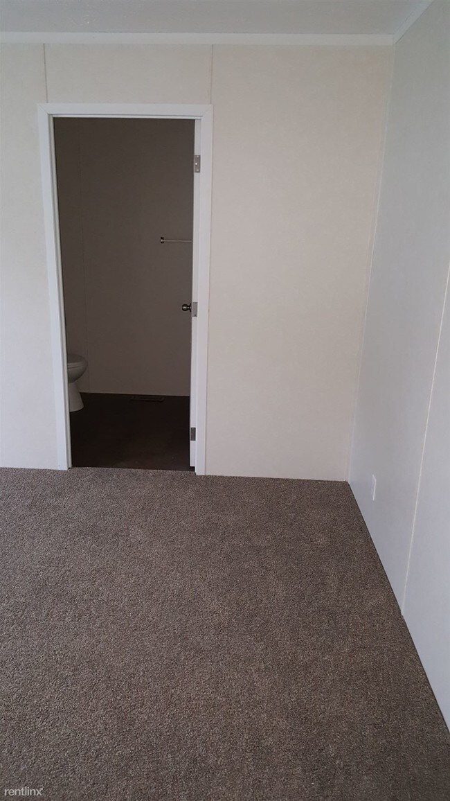 Building Photo - 124 Pinewood Est