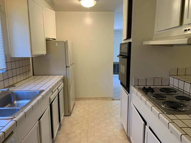 Building Photo - 731 Cardigan Dr