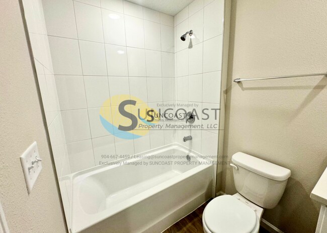 Foto del edificio - 6421 Breezy Oaks Wy