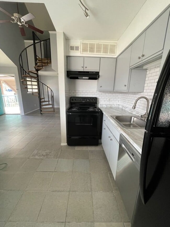 Building Photo - Cute Loft - Close to Downtown
