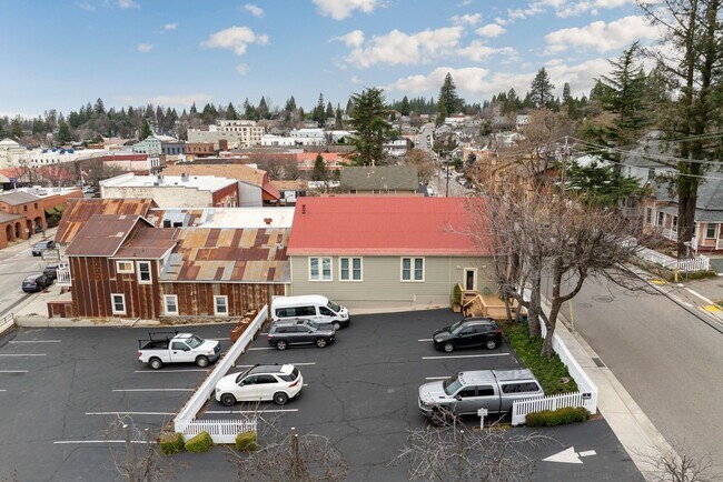 Building Photo - HUGE Rustic urban living in down town Gras...