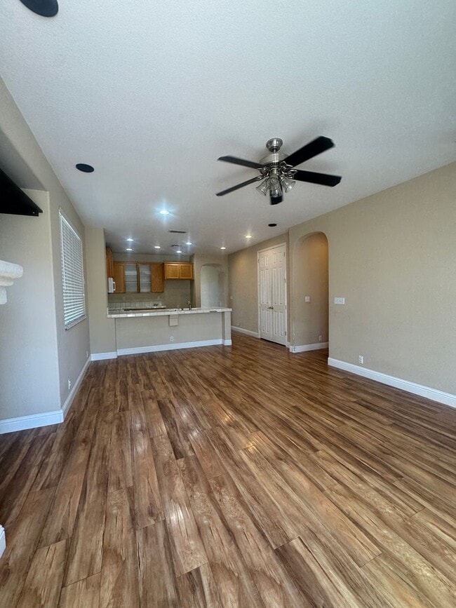 Building Photo - Charming 3 Bedroom, 2 Bathroom Home Elk Grove