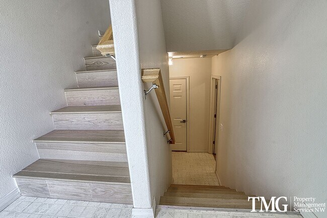 Building Photo - Beautiful 3 Bed 3.5 Bath Townhome in Walnu...