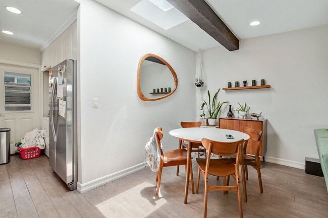 Building Photo - 810 Calle Puente