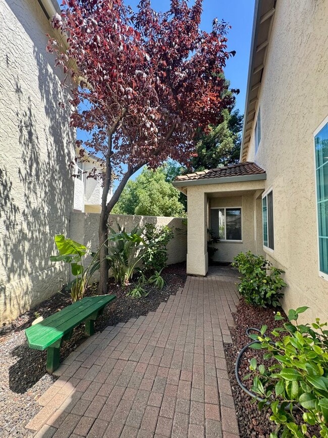 Foto del edificio - Spacious 2 Bed, 2.5 Bath Home with Loft, Vaulted Ceilings & Private Yard