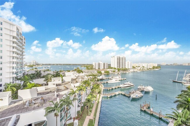 Foto del edificio - 7910 Harbor Island Dr