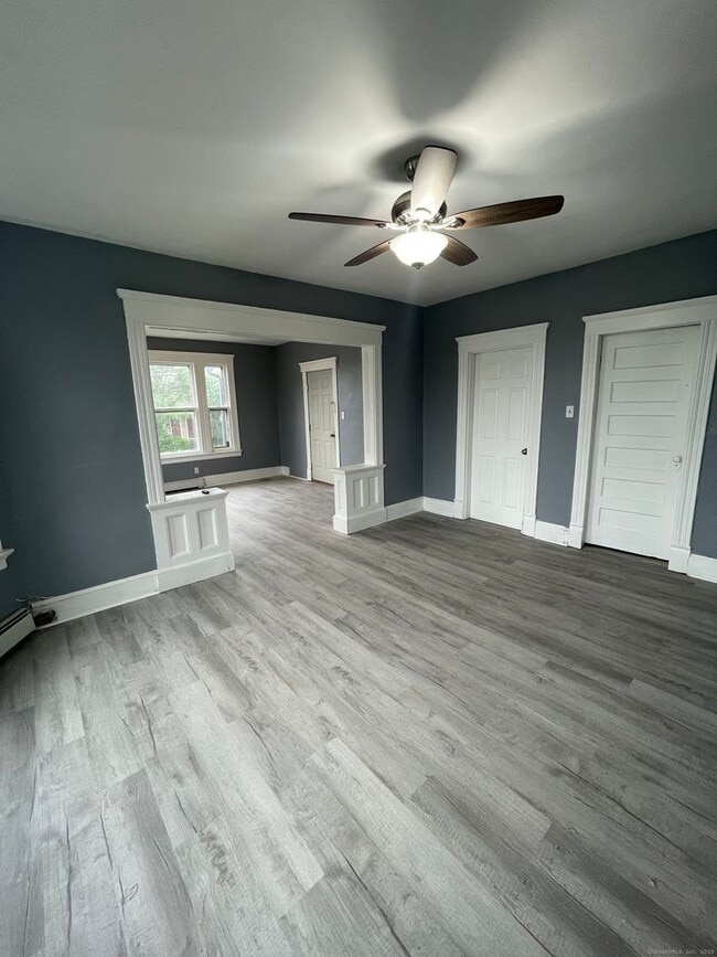 Building Photo - Spacious 4-bedroom, 1-bathroom first-Floor...