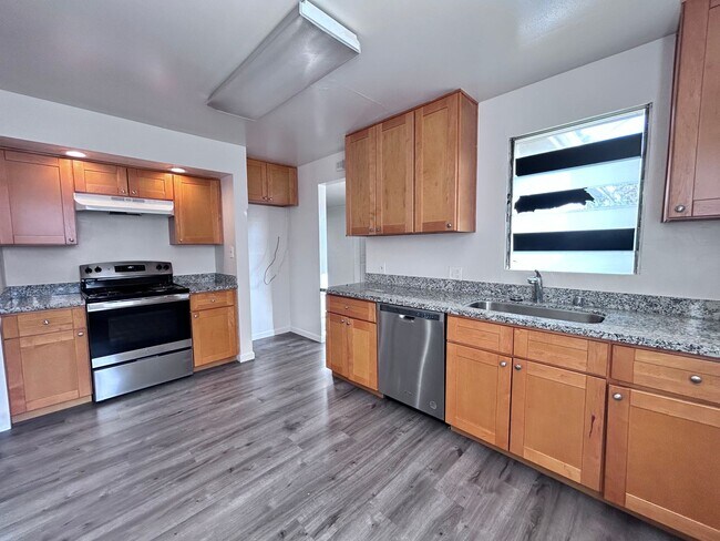 Foto del edificio - Updated Three Bedroom Two Bathroom Home