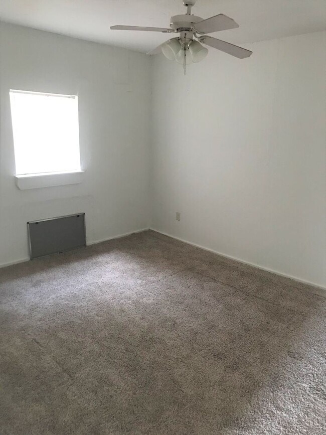 Building Photo - 1805 W Pensacola St