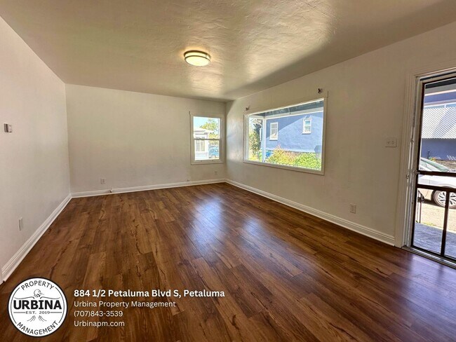 Foto del edificio - Charming Petaluma Home with Garage & Spaci...