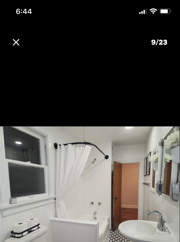 Foto del edificio - 2424 Valentine St