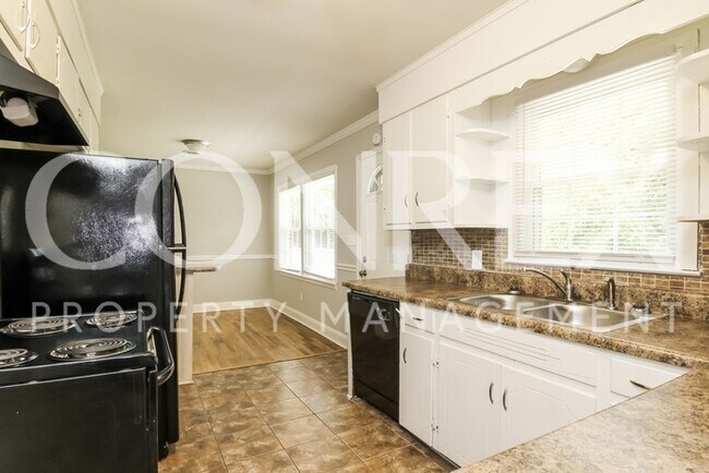 Building Photo - Grand Home in Spartanburg, Available Now!