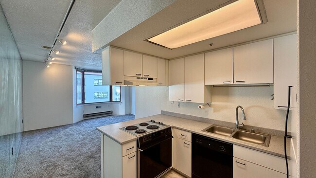 Foto del edificio - One Bedroom**Parking Included**The BayCrest- A Full Amenity Building**Open House**Sat/Sunday**11-...