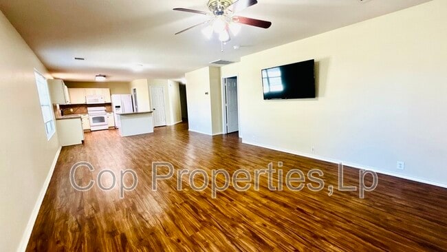 Building Photo - 5132 Columbia Dr