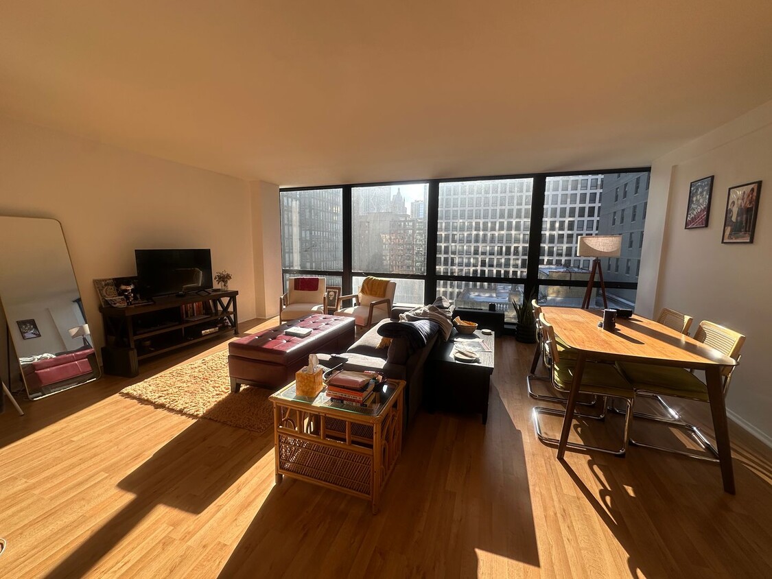 Foto principal - Spacious 1bed/1bath in the Iconic Mies Van...