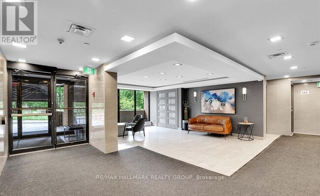 Building Photo - 556 Laurier Ave W