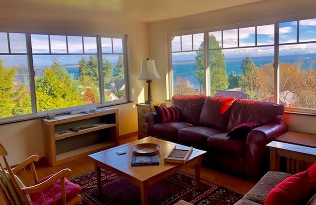 Building Photo - Fantastic view home close to Fort Worden