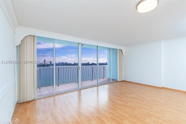 Foto del edificio - 7601 E Treasure Dr