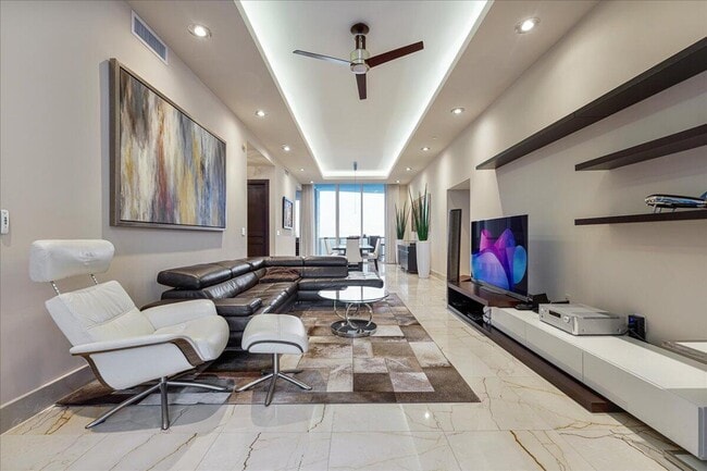 Foto del edificio - 15901 Collins Ave