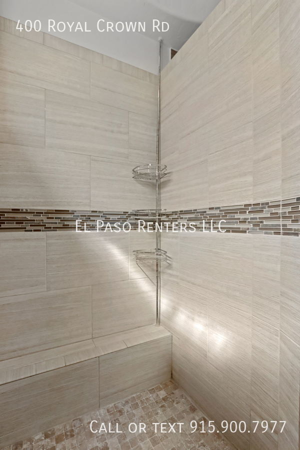 Foto del edificio - 400 Royal Crown Rd