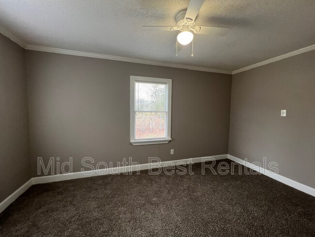 Building Photo - 818 E Waldorf Ave