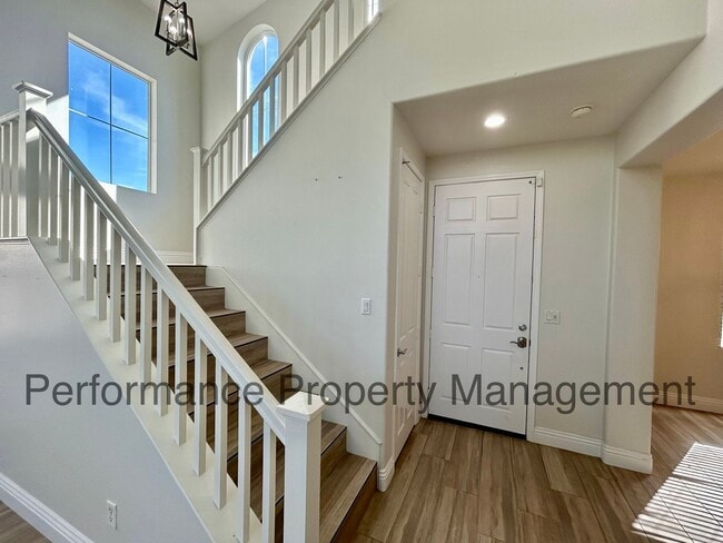 Building Photo - Gorgeous 3 Bed/2.5 Bath Home in SW Bakersf...