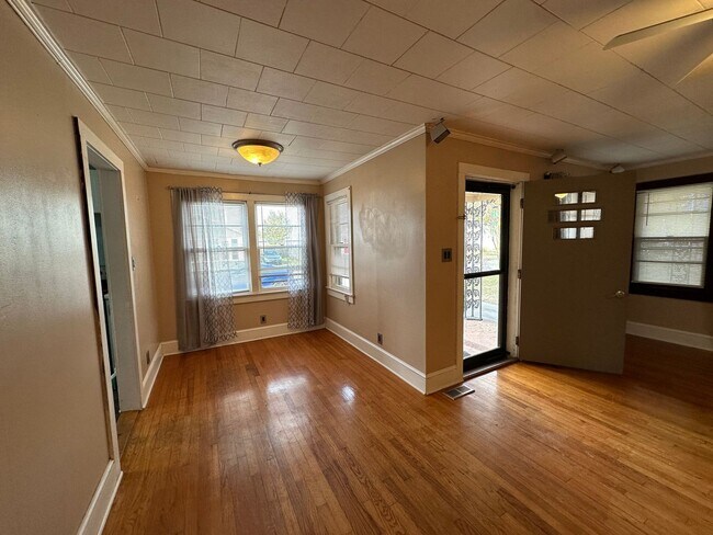 Building Photo - Lots of Charm And Unique Features
