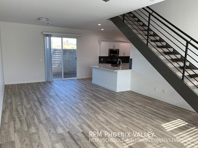Building Photo - MOVE IN READY - Like New 3 bed/2.5 Town Ho...