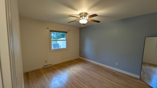 Building Photo - 803 Forest Ct