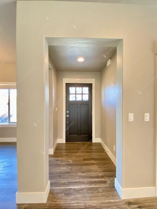 Building Photo - Stunning 3-Bedroom Home in Desirable Mirad...