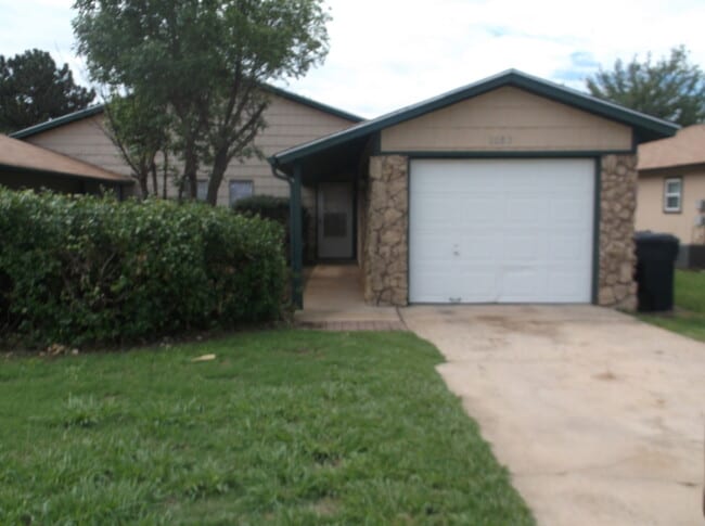 2 Bed, 1 1/2 Bath, 1 Car Garage - 2 Bed, 1 1/2 Bath, 1 Car Garage House