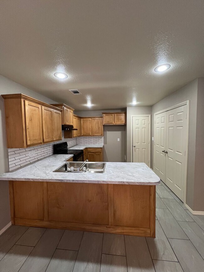 Foto del edificio - New Very Nice 2 Bed 1 Bath House with Car ...