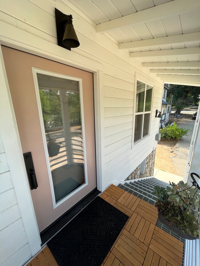 Building Photo - 732 Cedar Ave