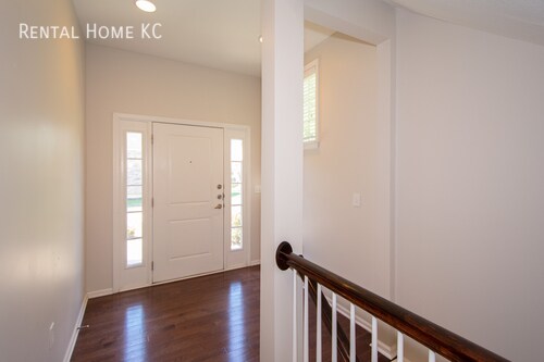 Building Photo - Stylish Maintenance-Provided Townhouse #7896