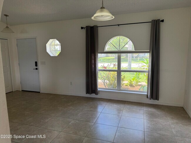 Foto del edificio - 1196 Meadow Lake Rd
