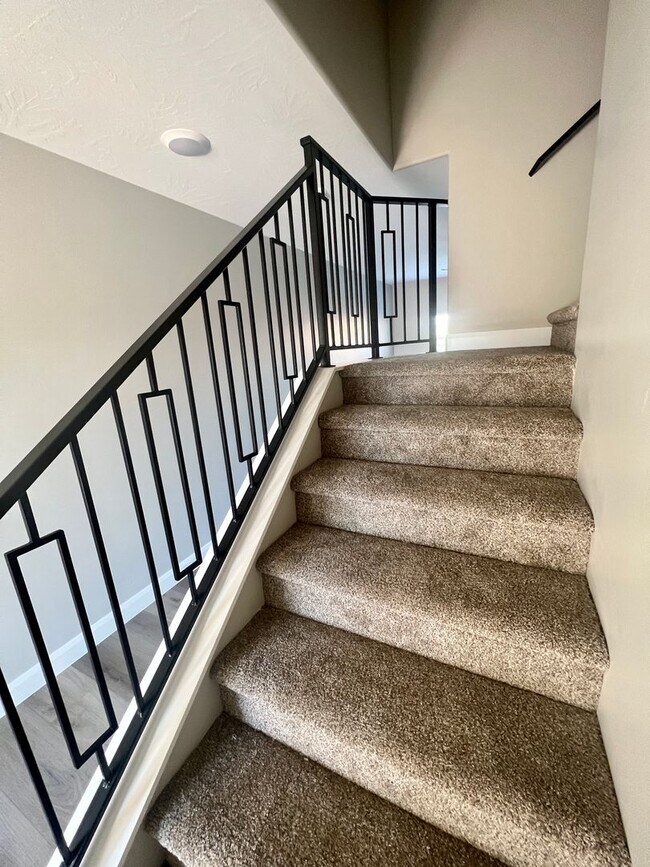 Building Photo - Beautiful newer 3 bedroom, 2.5 bathroom townhome! Amazing views!