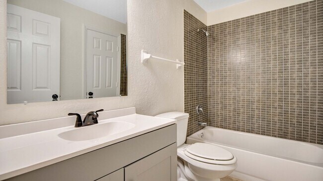 Foto del edificio - 1 Bed 1 Bath with Central Air Pet Friendly with Washer Dryer Hook Ups in Unit only $250 security ...