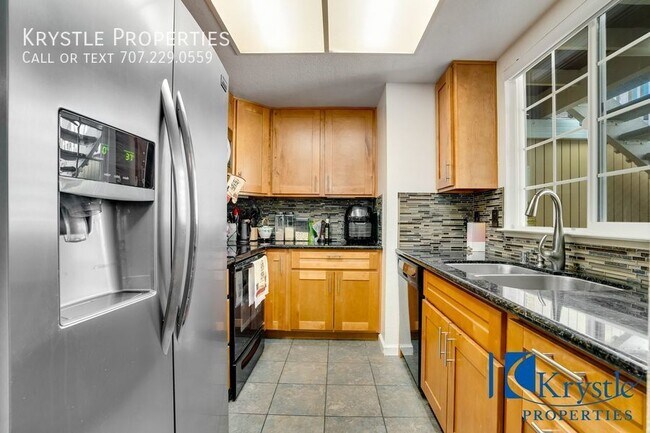 Building Photo - Beautifull Benicia Condo with Garage