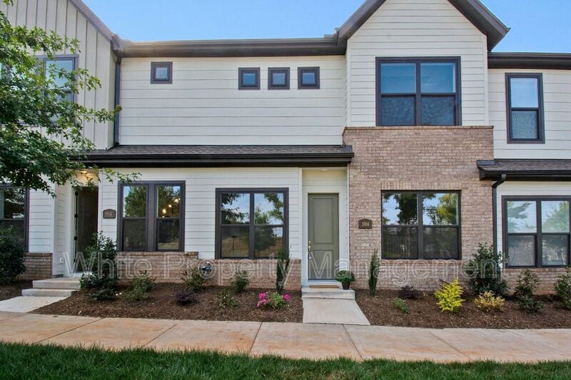 Foto principal - 5914 Ardrey Kell Rd