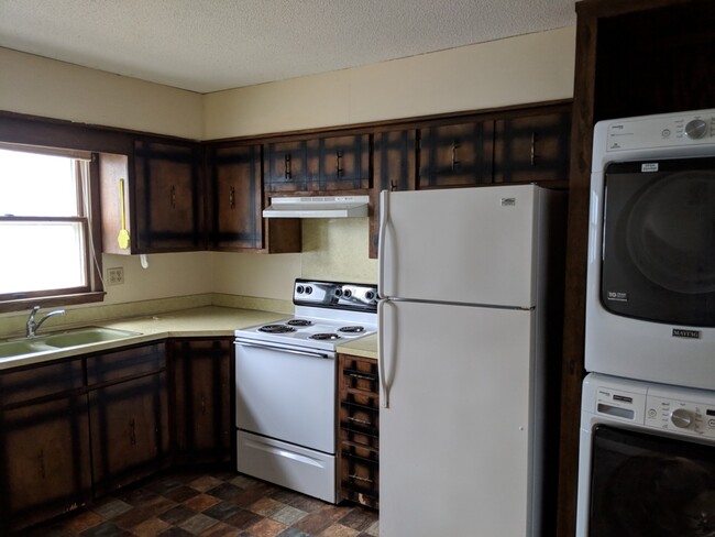 Kitchen - 802 Elm St