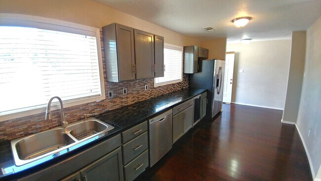 Building Photo - Beautiful 3 Bedroom, 2 Bath Home In The NE...
