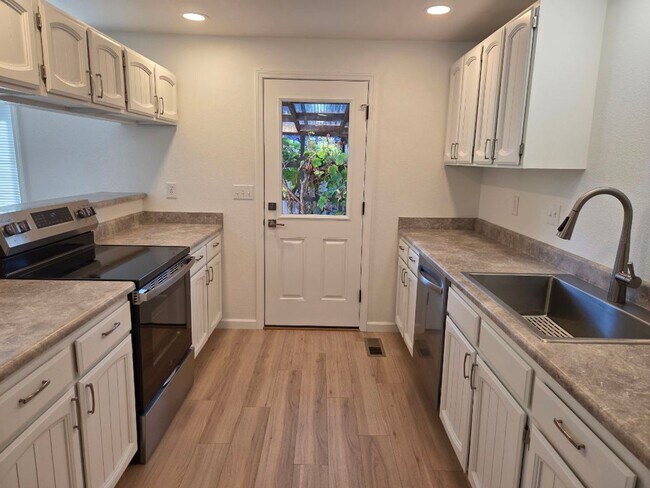 Foto del edificio - Newly renovated three bedroom home | Available Mid April